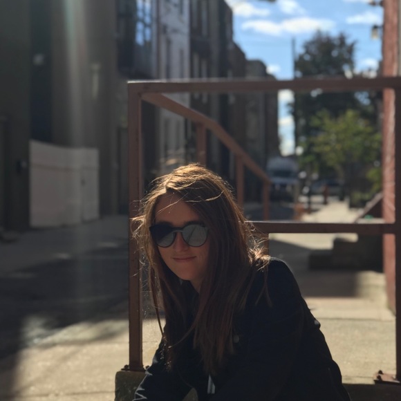 Meet your Posher, Cassandra - Picture 2 of 3